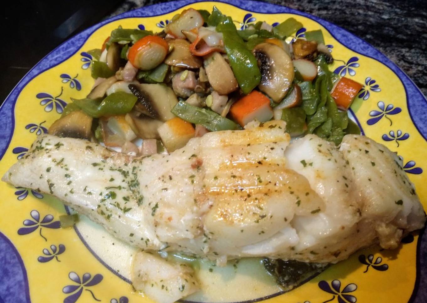 Merluza en papillote con guarnición de judías, champiñón y surimi