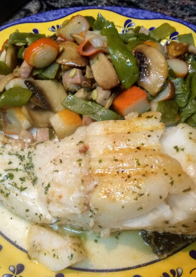 Una foto de Merluza en papillote con guarnición de judías, champiñón y surimi