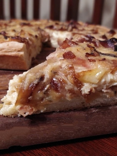 Una foto de 🫓 Tarta Express de Queso, Jamón y Cebolla Caramelizada (¡Infalible!)