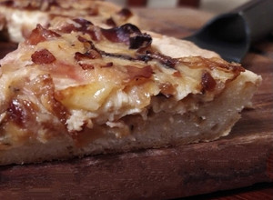 Una foto de 🫓 Tarta Express de Queso, Jamón y Cebolla Caramelizada (¡Infalible!)