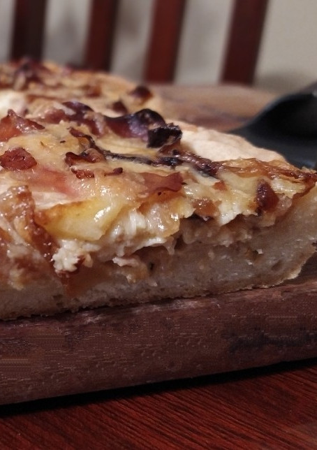 Una foto de 🫓 Tarta Express de Queso, Jamón y Cebolla Caramelizada (¡Infalible!)