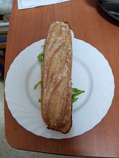 Una foto de Bocadillo vegetal de panceta al horno
