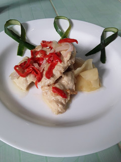 Una foto de Pechuga de pollo a la tropical con base de piña glaseada👌
