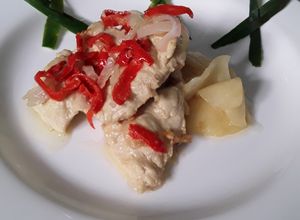 Una foto de Pechuga de pollo a la tropical con base de piña glaseada👌