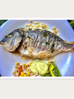 Una foto de Dorada a la sal con vino y hierbas aromáticas
