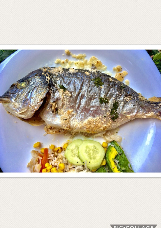 Una foto de Dorada a la sal con vino y hierbas aromáticas