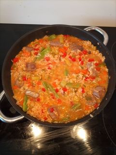 Una foto de Arroz con verduras y atún