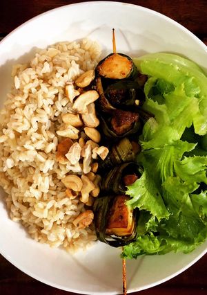 Hình của món Gà chiên lá dứa cơm gạo lức trắng Kavie kitchen.