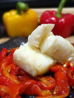 Una foto de Ensalada tibia de pimientos y bacalao confitado