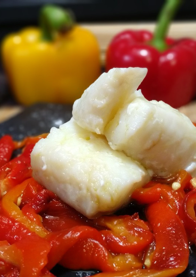 Una foto de Ensalada tibia de pimientos y bacalao confitado