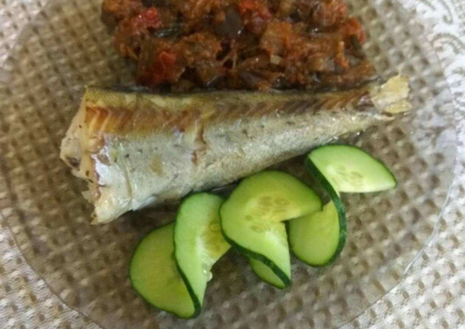 Рыба минтай сочная. ПП рыба минтай. Рыба минтай запеченная. Минтай с овощами в духовке. Рыба минтай в духовке с овощами.