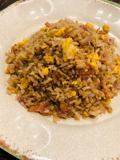 Una foto de Arroz frito con huevo y tocino