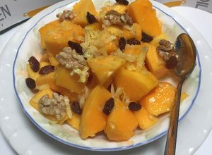 Una foto de Ensalada de Papaya con Miel Nueces Castañas, pasas !