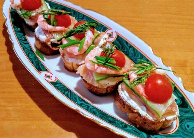 Канапе с горбушей, креветкой и сыром