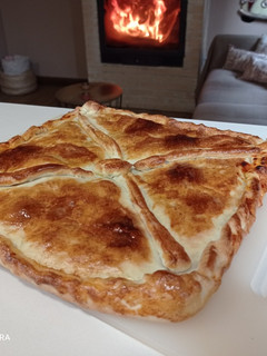 Una foto de Empanada de jamón york, queso y tomate