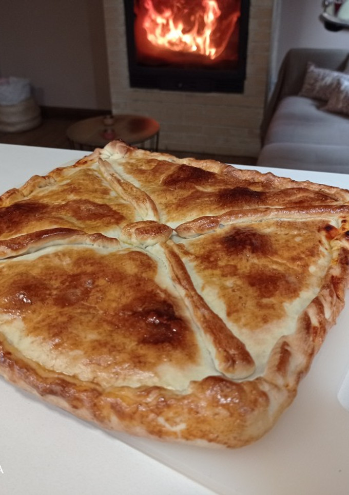 Una foto de Empanada de jamón york, queso y tomate