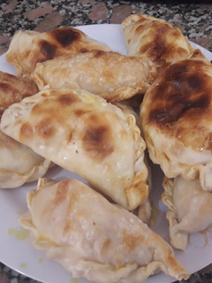 Una foto de Empanada de paleta y queso al horno. Empanada de choclo y queso