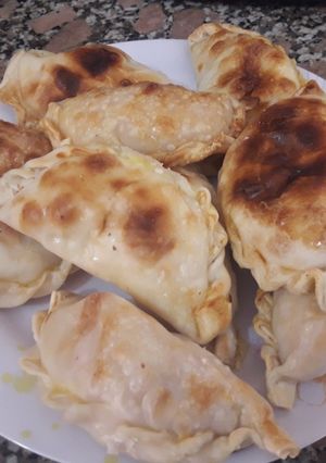 Una foto de Empanada de paleta y queso al horno. Empanada de choclo y queso