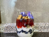 Postre sano de yogurt con arándanos