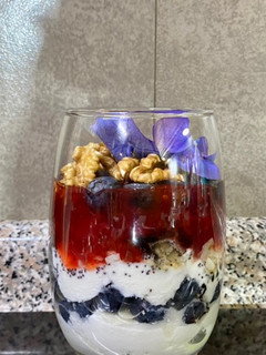 Una foto de Postre sano de yogurt con arándanos