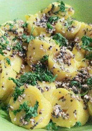 ખાંડવી (Khandvi Recipe In Gujarati) રેસીપી મુખ્ય ફોટો
