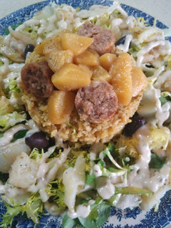 Una foto de Esqueixada de bacalao con nido de arroz, butifarra con manzana
