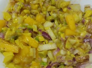 Una foto de Ensalada🥗cremosa🥙de mango🥭manzana🍏y aguacate🥑🥗🥙