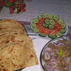 A picture of Malai chicken with maida ke parathy.