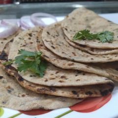 A picture of Dhaniya black till waali Roti.