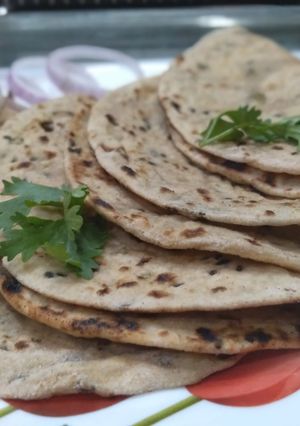 A picture of Dhaniya black till waali Roti.