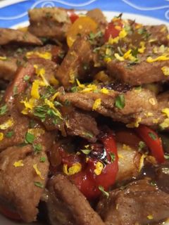 Una foto de Secreto Ibérico con Verduritas y Salsa Yakiniku al Aroma de Naranja y Hierbabuena