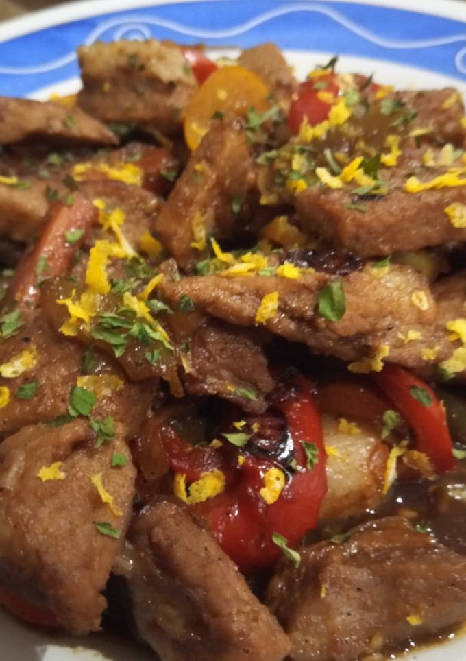 Una foto de Secreto Ibérico con Verduritas y Salsa Yakiniku al Aroma de Naranja y Hierbabuena