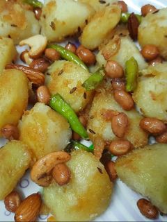 व्रत वाले जीरा आलू (Vrat wale jeera aloo recipe in hindi) रेसिपी मुख्य फोटो