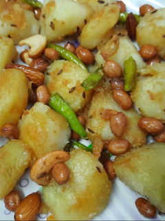 व्रत वाले जीरा आलू (Vrat wale jeera aloo recipe in hindi) रेसिपी मुख्य फोटो
