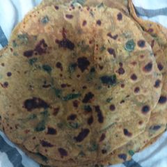 A picture of Methi paratha.