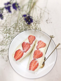 野餐必備~草莓鮮奶油三明治🍓🍓 的食譜成品照片