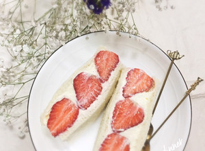 野餐必備～草莓鮮奶油三明治🍓🍓 的食譜成品照片