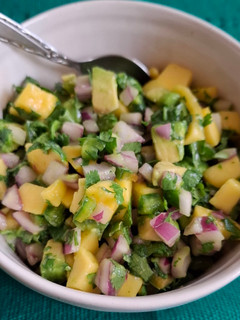Una foto de Salsa de mango con aguacate