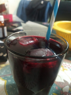 Una foto de Agua Fresca de Engañó pseudo cereza (Naranja y Betabel)