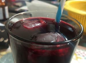 Una foto de Agua Fresca de Engañó pseudo cereza (Naranja y Betabel)
