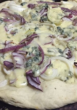 Una foto de Pizza de cebollas y roquefort