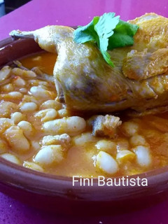 Una foto de Habichuelas o alubias con codornices