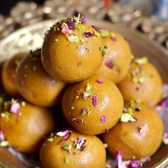 A picture of Besan ladoo.