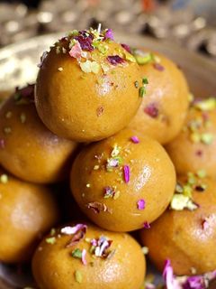 A picture of Besan ladoo.