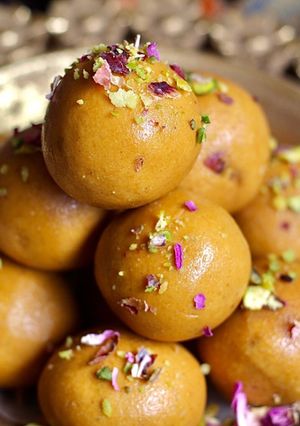A picture of Besan ladoo.