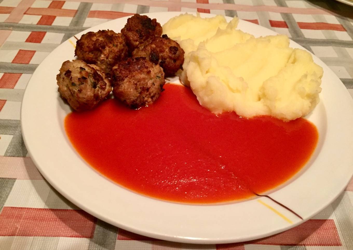 Albóndigas con puré casero y salsa dulce de tomate