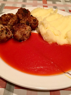 Una foto de Albóndigas con puré casero y salsa dulce de tomate