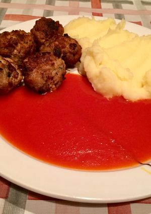 Una foto de Albóndigas con puré casero y salsa dulce de tomate
