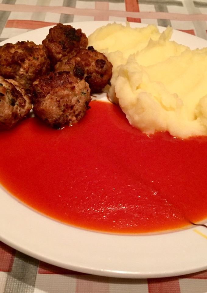 Una foto de Albóndigas con puré casero y salsa dulce de tomate
