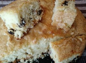 Una foto de Torta de crema, coco y frutos secos